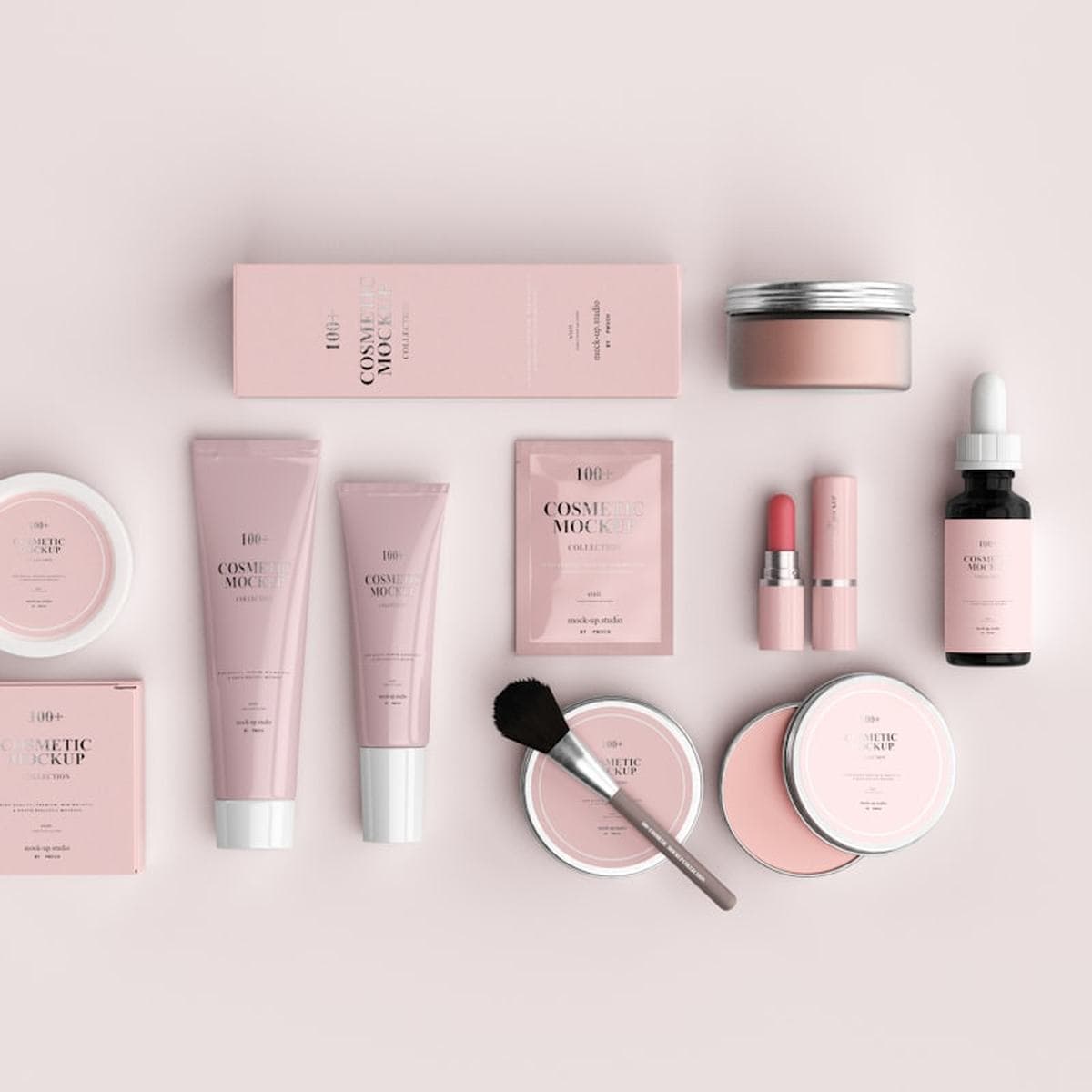Productos de skincare acomodados sobre un fondo rosa